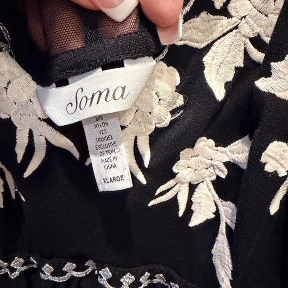 Soma elegant 2 piece embroidered black and white gown & robe set. - Picture 9 of 9